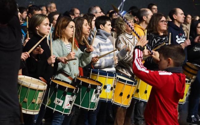 El sonido de los tambores volverá a inundar el frontón Izarraitz con el comienzo de los ensayos de la tamborrada