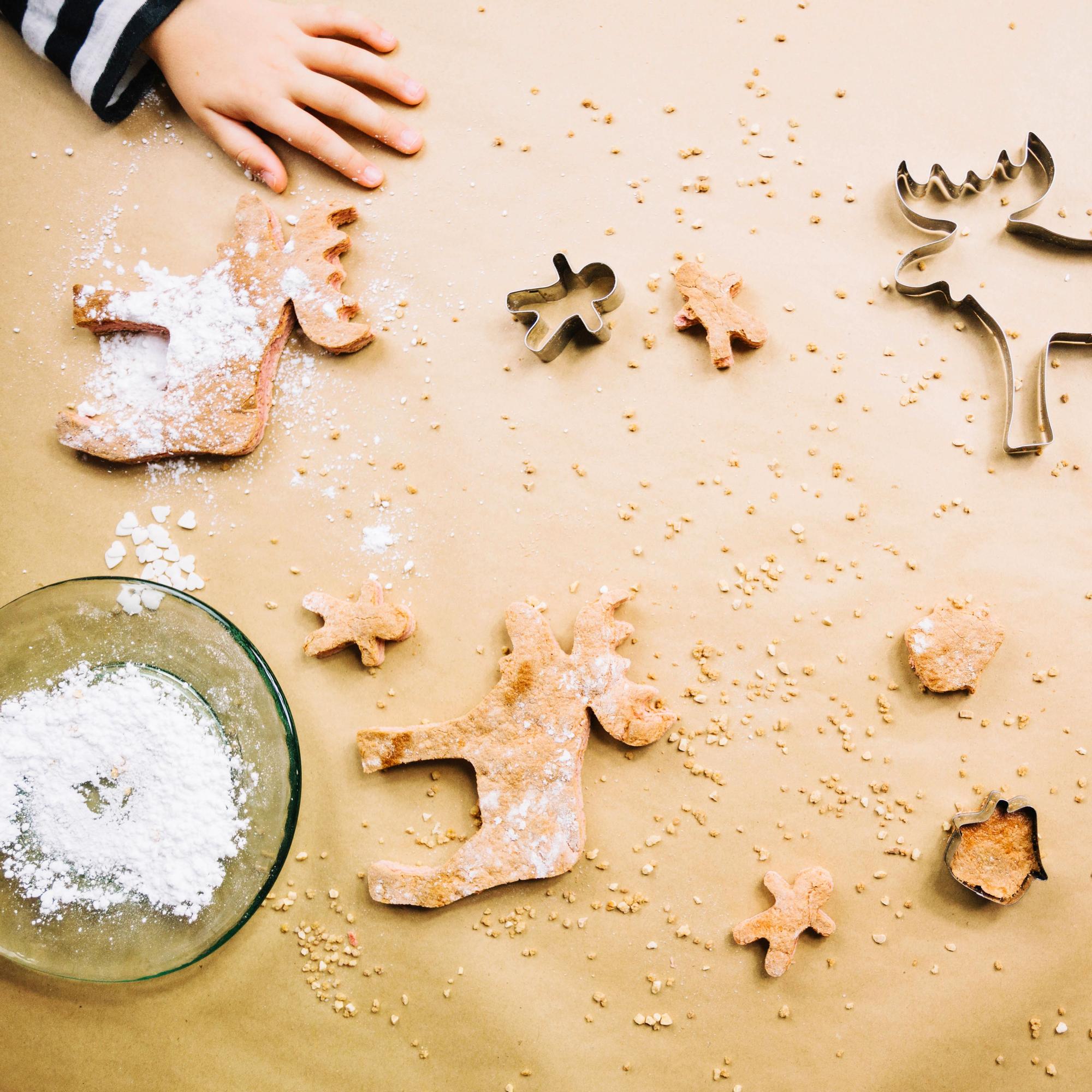 Galletas de jengibre y moldes con formas navideñas.