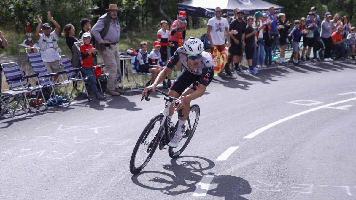 Juan Ayuso, durante la ascensión.