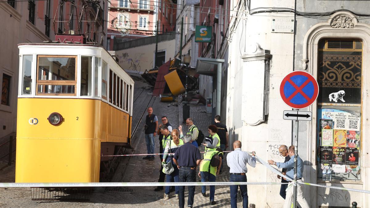 Estado en el que quedó el funicular accidentado en Lisboa.