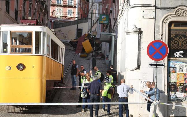 Estado en el que quedó el funicular accidentado en Lisboa.