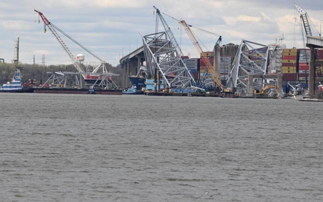 El puente de Baltimore colapsó tras el choque del barco.
