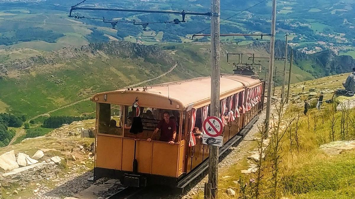 El tren, llegando a la cima de Larrun procedente del col de Saint Ignace, en Sara.