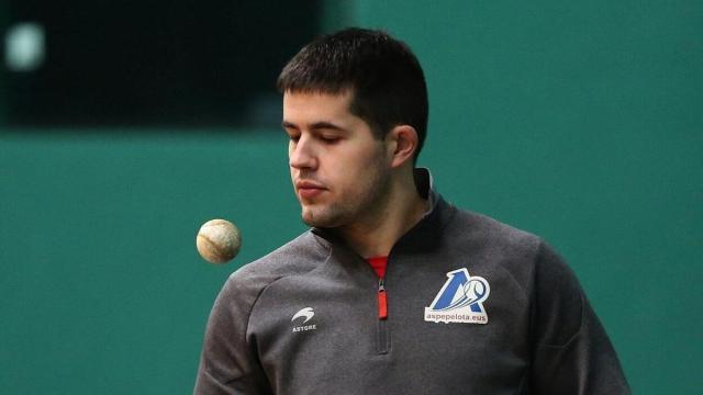 Xabier Tolosa, durante una elección de material del Campeonato de Parejas de 2024.