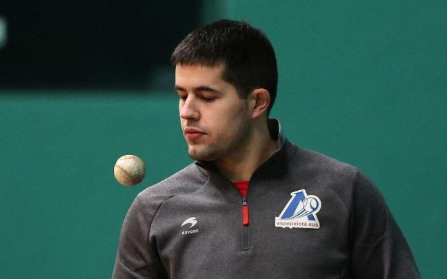 Xabier Tolosa, durante una elección de material del Campeonato de Parejas de 2024.