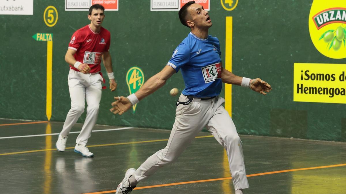 En imágenes: Zabala supera a Altuna III en el primer partido de la liguilla de cuartos de final del Cuatro y Medio en el Ogueta de Gasteiz.
