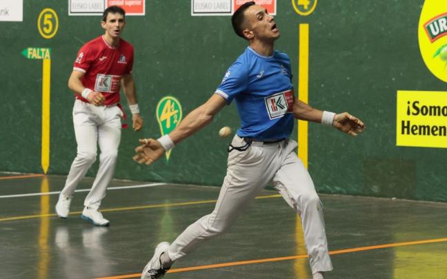 En imágenes: Zabala supera a Altuna III en el primer partido de la liguilla de cuartos de final del Cuatro y Medio en el Ogueta de Gasteiz.