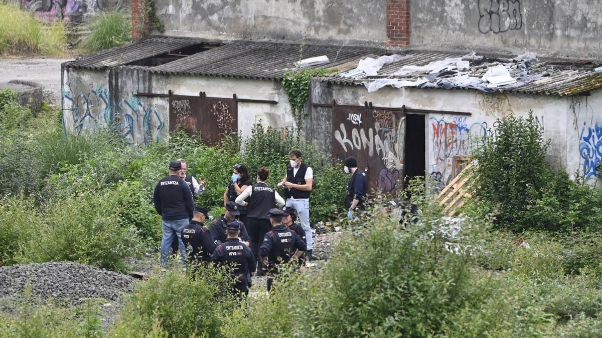 La Ertzaintza investiga el lugar donde ha aparecido el cuerpo de un marroquí de 34 años muerto por un disparo junto a una chabola de Irun / Arnaitz Rubio