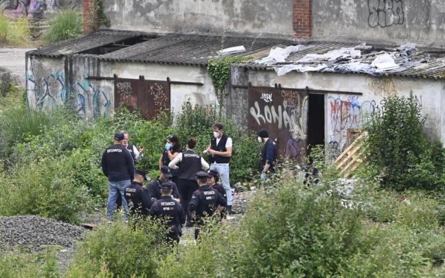 La Ertzaintza investiga el lugar donde ha aparecido el cuerpo de un marroquí de 34 años muerto por un disparo junto a una chabola de Irun / Arnaitz Rubio