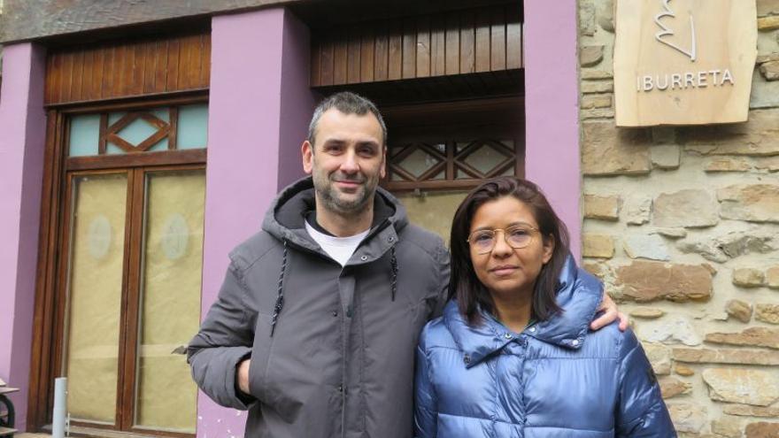 Sousa y García, delante del bar Iburreta.