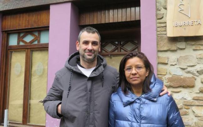 Sousa y García, delante del bar Iburreta.