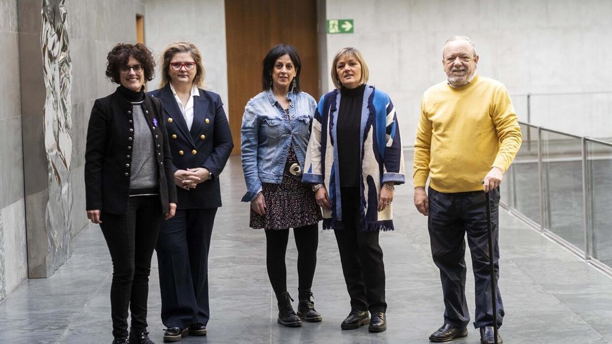 Víctor Bregaña, con Edurne Jauregui, Cristina Mondragon, Cristina Guerra, Cristina Salvador, en el Parlamento de Navarra