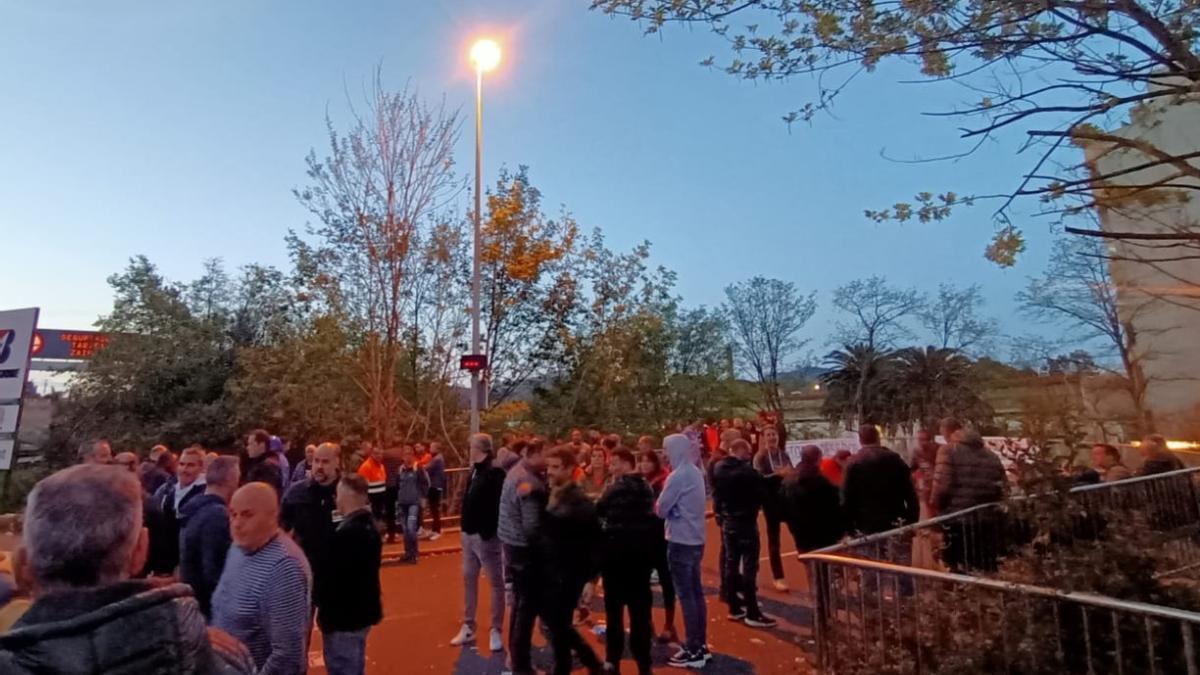 Los trabajadores de Bridgestone Basauri concentrados desde primera hora de la mañana frente a la empresa