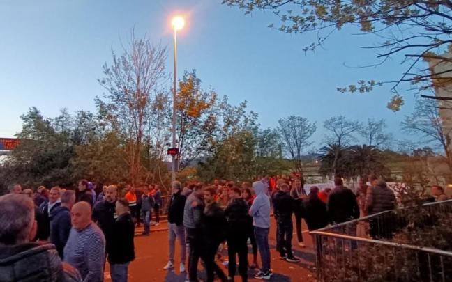 Los trabajadores de Bridgestone Basauri concentrados desde primera hora de la mañana frente a la empresa / Comité de Empresa Los trabajadores de Bridgestone Basauri concentrados desde primera hora de la mañana frente a la empresa