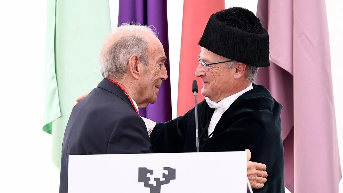 El rector Bengoetxea impuso a Carlos Garaikoetxea la medalla de oro.