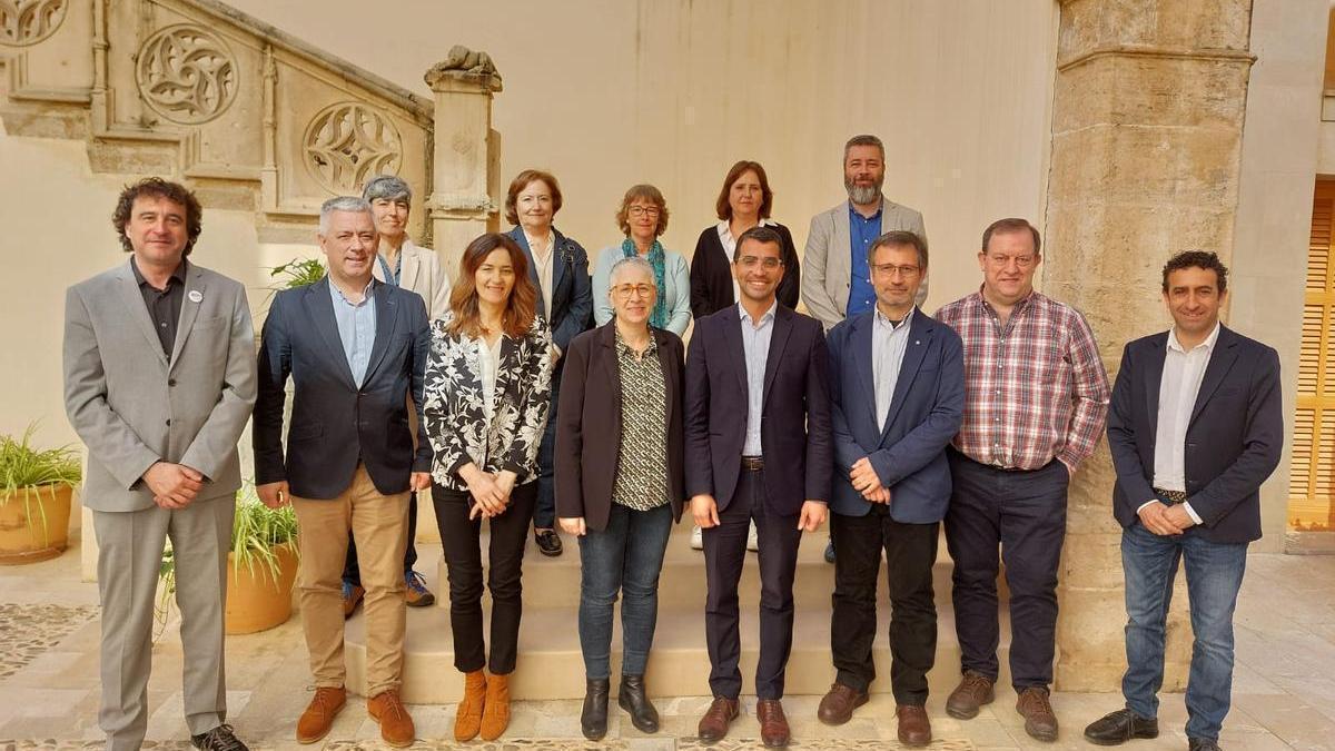 Foto de grupo de los miembros de la comisión de seguimiento del Protocolo de colaboración en materia de Política Lingüística.