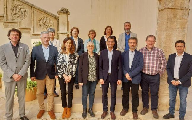 Foto de grupo de los miembros de la comisión de seguimiento del Protocolo de colaboración en materia de Política Lingüística.