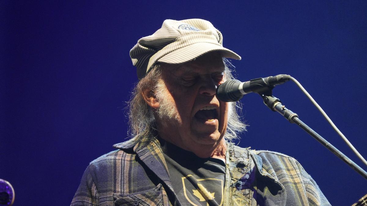 Neil Young en un concierto el año pasado en Reino Unido.