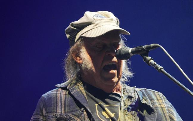 Neil Young en un concierto el año pasado en Reino Unido.