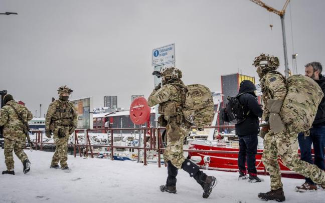 Tropas militares danesas desplegadas en Groenlandia.