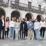 Alumnos, profesores y representantes del Ayuntamiento de Elgoibar y Debegesa en la presentación de la feria.