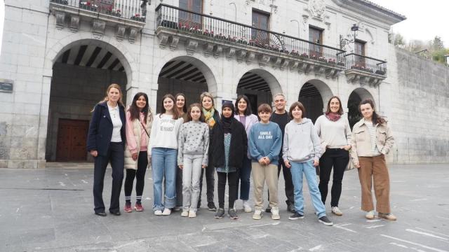 Alumnos, profesores y representantes del Ayuntamiento de Elgoibar y Debegesa en la presentación de la feria.