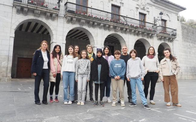 Alumnos, profesores y representantes del Ayuntamiento de Elgoibar y Debegesa en la presentación de la feria.