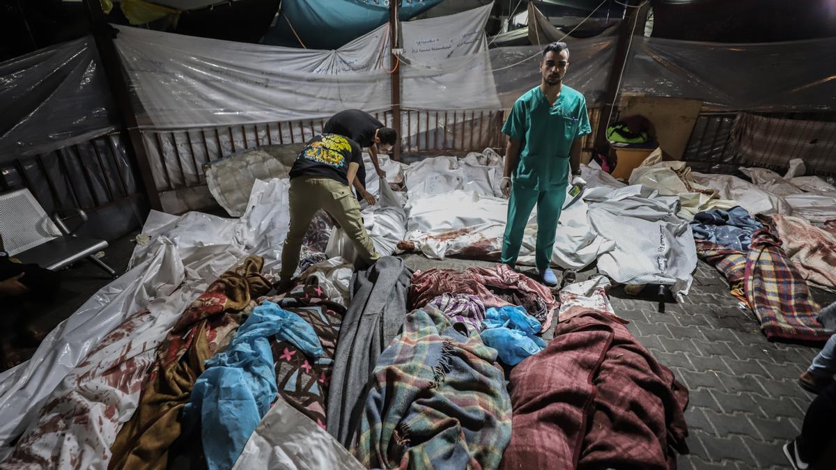 Decenas de palestinos muertos yacen en el hospital de al-Shifa en la ciudad de Gaza.