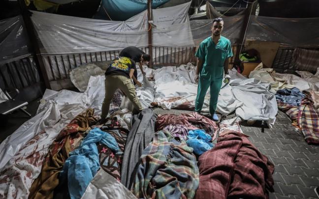 Decenas de palestinos muertos yacen en el hospital de al-Shifa en la ciudad de Gaza.