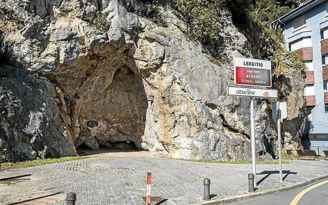 Acceso de la cavidad lekeitiarra.