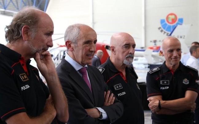 El consejero de Seguridad, Josu Erkoreka, acompañado del jefe de la Ertzaintza, Josu Bujanda, y de otros mandos policiales.