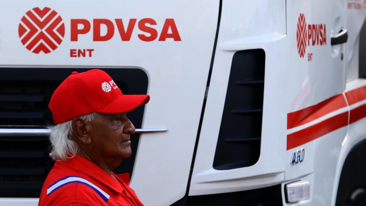 Un conductor, ante uno de los camiones de la petrolera estatal venezolana PDVSA.