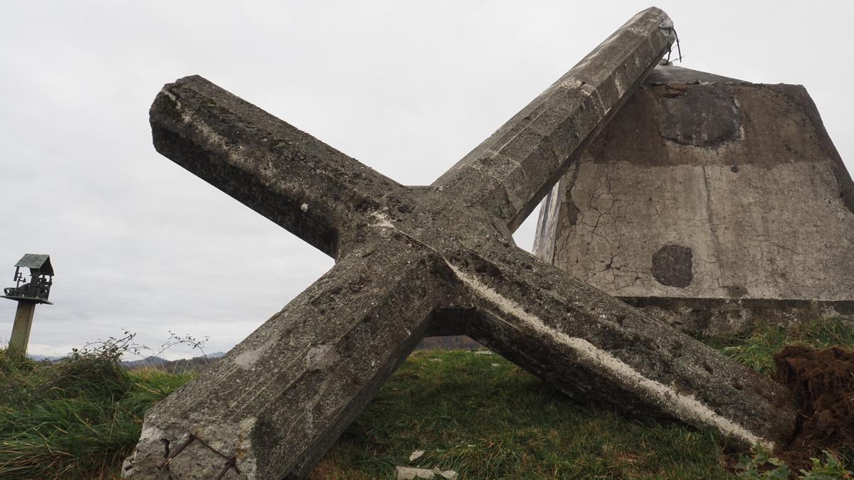 La cruz yace sobre el suelo de la cima de Morkaiko, sujetada en parte por el pedestal.