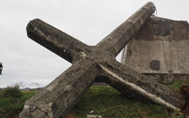 La cruz yace sobre el suelo de la cima de Morkaiko, sujetada en parte por el pedestal.