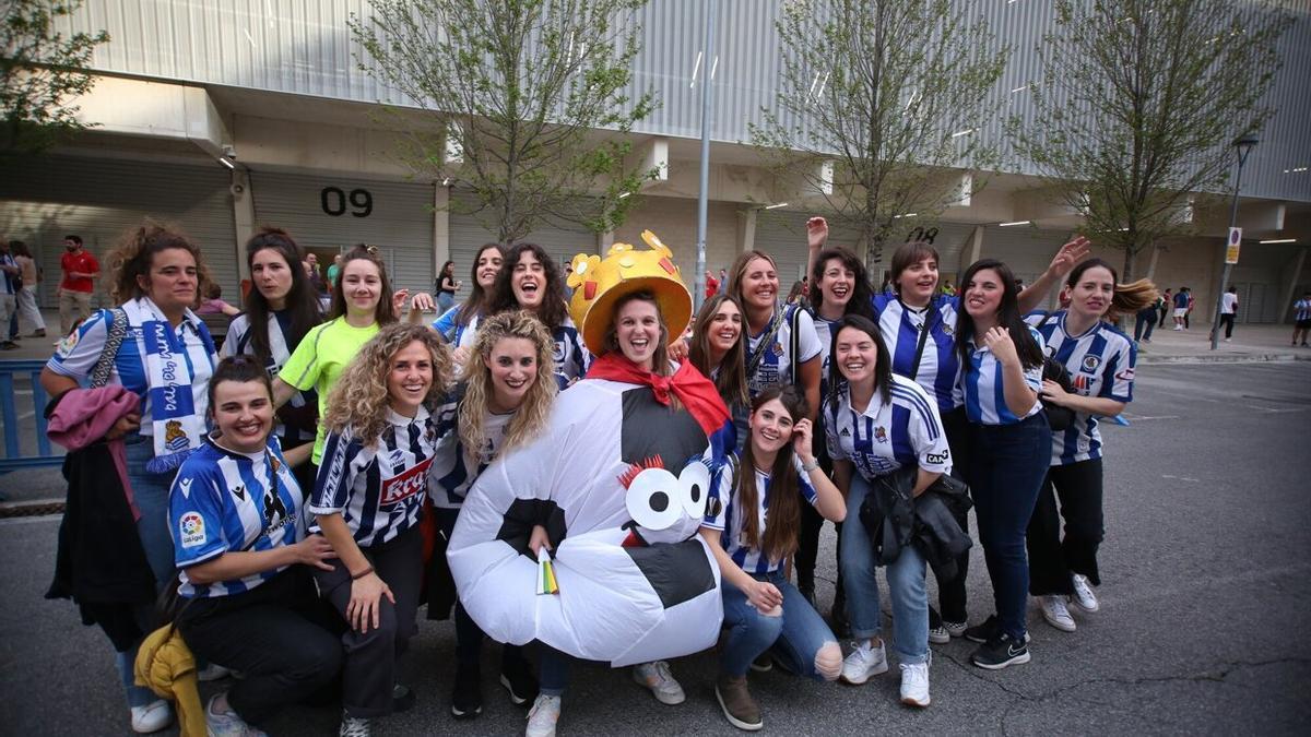 La afición txuri-urdin, en Pamplona, antes del Osasuna - Real. / JAVIER BERGASA