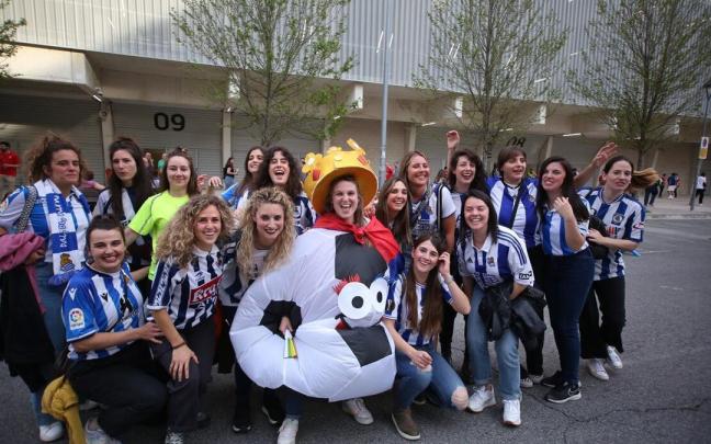 La afición txuri-urdin, en Pamplona, antes del Osasuna - Real. / JAVIER BERGASA