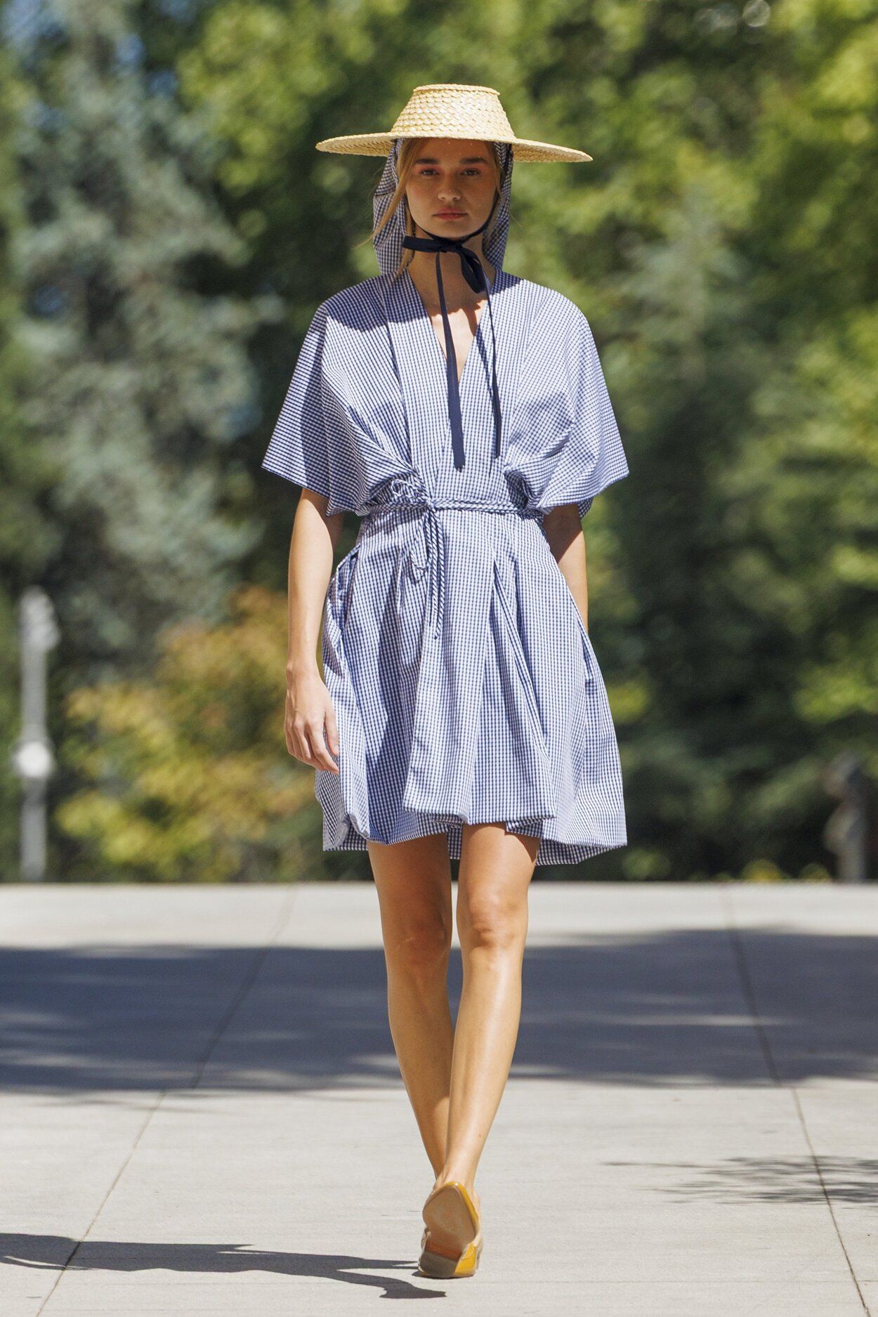 Vestido tipo túnica realizado con un estampado de cuadros vichy.