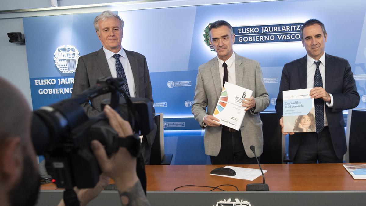 Los responsables de la Agenda 2030 del Gobierno Vasco, (i-d) Iñaki Barredo, Jonan Fernandez y Miguel de los Toyos.
