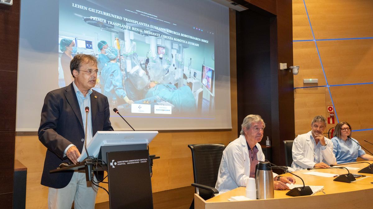 El consejero de Salud del Gobierno Vasco, Alberto Martínez, y el jefe de Sección de Trasplante Renal del Servicio de Urología y nefrólogo, Gorka García Erauzkin, en la presentación de este hito.