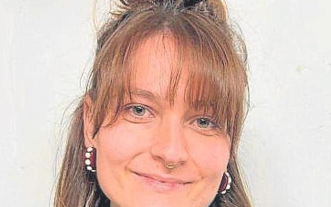 Zira 003 jantzi berezia sortu du Eider Garcia Garikano diseinatzaileak.