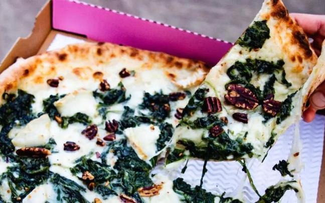 Una pizza en su caja