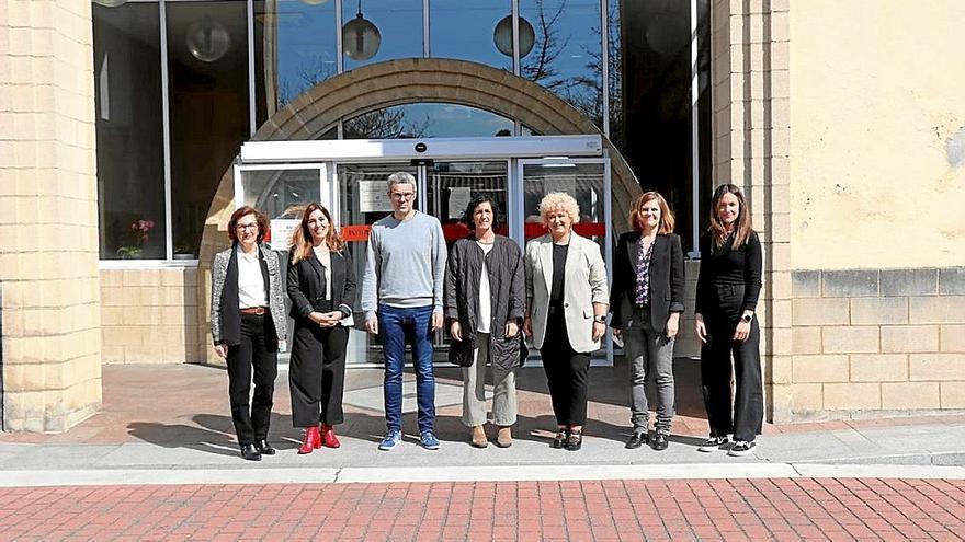 Representantes de la Diputación, el Ayuntamiento, Iurreamendi y las propias arquitectas, ayer. | FOTO: N.G.