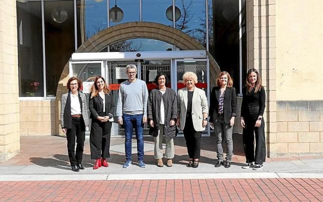 Representantes de la Diputación, el Ayuntamiento, Iurreamendi y las propias arquitectas, ayer. | FOTO: N.G.