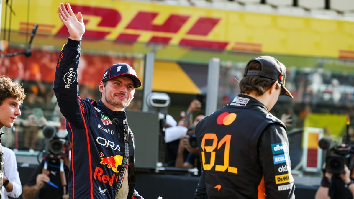 Max Verstappen saluda a los aficionados durante un gran premio.