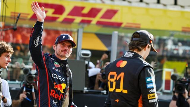 Max Verstappen saluda a los aficionados durante un gran premio de la pasada temporada.
