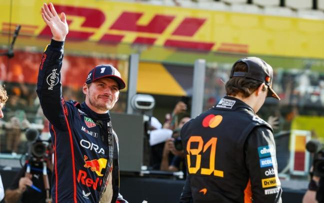 Max Verstappen saluda a los aficionados durante un gran premio de la pasada temporada.