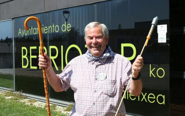 Ángel Jabato Villalba, miembro del centro Iruñalde, será el responsable de lanzar el cohete que sostiene el próximo 30 de agosto en Berriozar. Ángel Jabato Villalba, miembro del centro Iruñalde, será el responsable de lanzar el cohete que sostiene el próximo 30 de agosto en Berriozar.