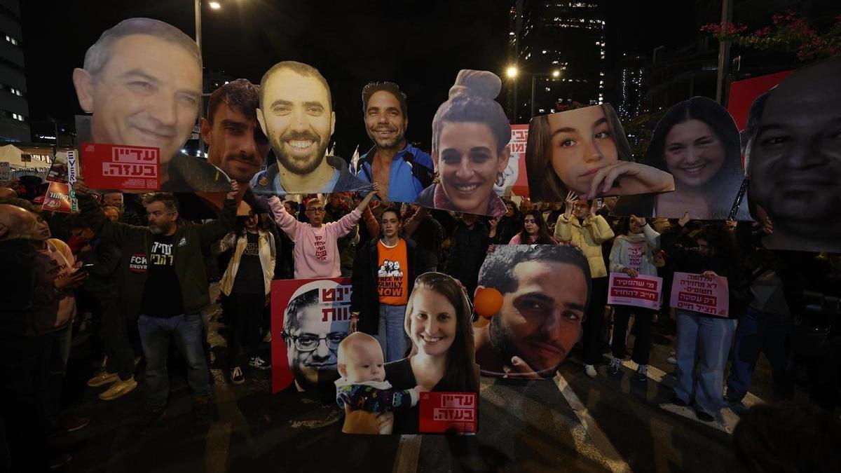 Families de los rehenes celebran una marcha en Tel Aviv horas antes de la entrada en vigor del alto el fuego.