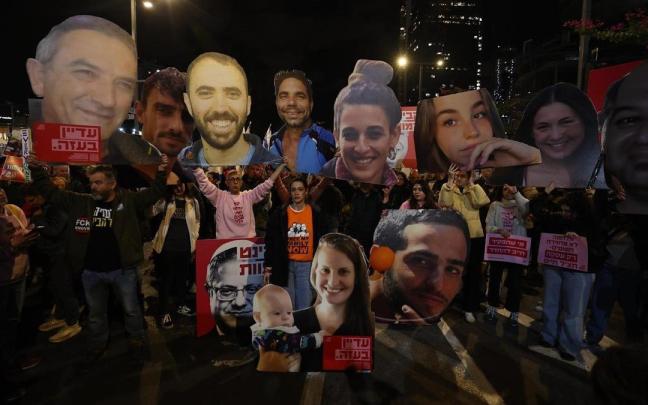 Families de los rehenes celebran una marcha en Tel Aviv horas antes de la entrada en vigor del alto el fuego.