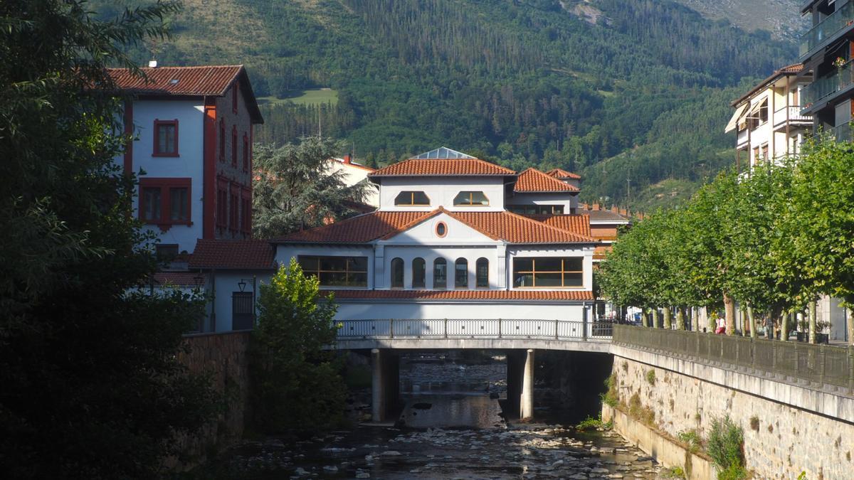 Vista general de la Plaza del Mercado, protagonista del chupinazo junto a las productores y vendedores que desarrollan su actividad en el edificio.